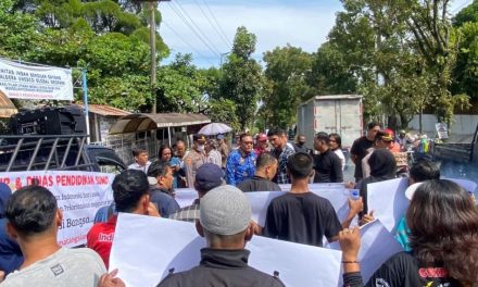 Orangtua Siswa SMA 5 Pematangsiantar Unjuk Rasa