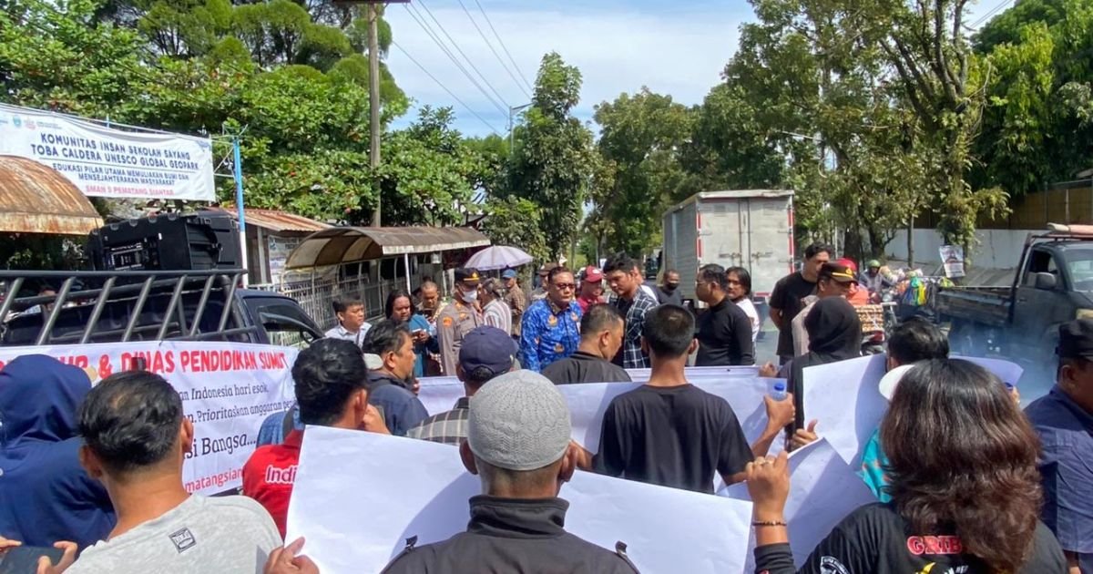 Orangtua Siswa SMA 5 Pematangsiantar Unjuk Rasa