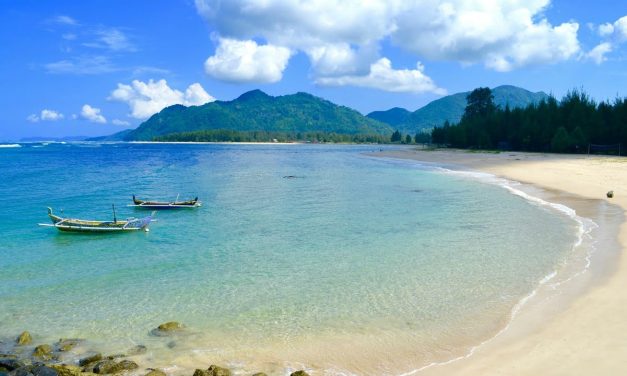 Keindahan Alam Pantai Lhoknga Yang Memikat Hati Wisatawan