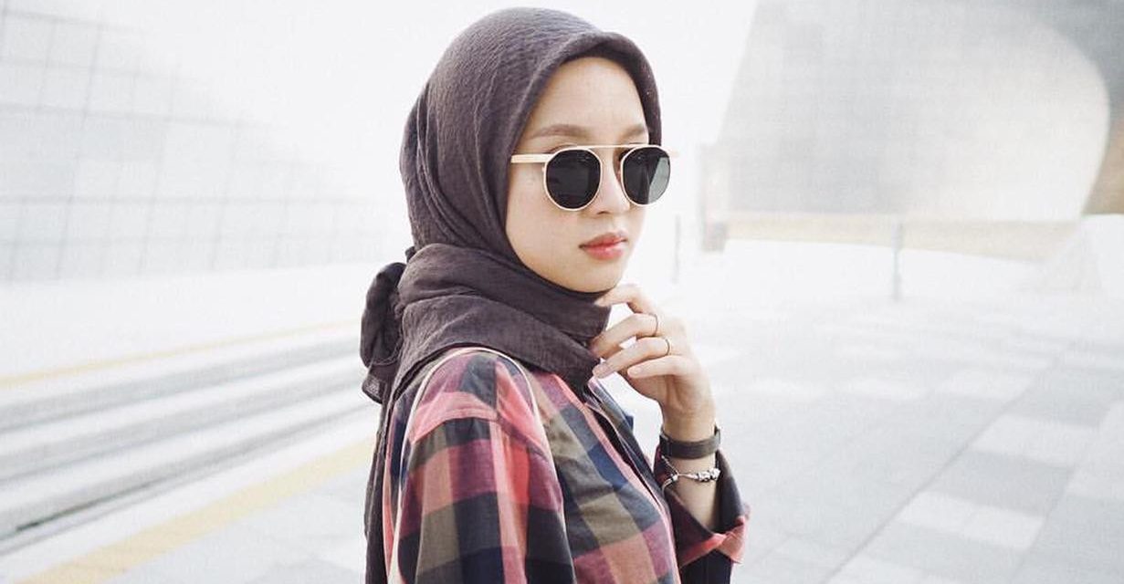 Rekomendasi Kacamata Anti Ribet Untuk Hijabers Aktif Sehari-Hari