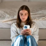 Waspada Doom Scrolling, Ancaman Serius Bagi Kesehatan Mental